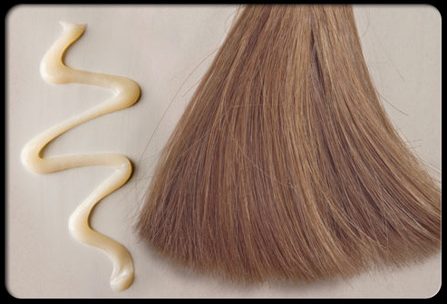 Dưỡng tóc nhiều hơn. Các hóa chất trong thuốc nhuộm khiến tóc xơ và dễ khô, vì vậy bạn cần tăng cường dưỡng ẩm bằng các loại kem sau mỗi lần gội đầu. Bôi từ gốc đến ngọn nếu tóc của bạn dày, hoặc từ tai xuống đuôi nếu tóc mỏng. Để trong vòng 10 phút, sau đó xả sạch để tăng hiệu quả cho mái tóc. Bạn cũng có thể đội thêm mũ chụp trong quá trình dưỡng ẩm.