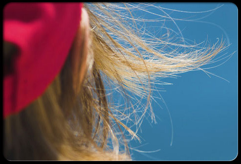 Hạn chế tiếp xúc với ánh nắng mặt trời. Cũng như da, tóc có nhiều lớp tế bào và lớp ngoài cùng rất dễ bị tổn thương với khói bụi ô nhiễm và tia tử ngoại. Với mái tóc nhuộm, nắng còn là nguyên nhân khiến màu sắc dễ phai và làm tóc trở nên xơ xác.