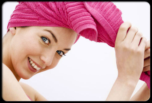 Ủ tóc nhiều hơn. Các hóa chất nhuộm khiến tóc bị xốp và khô hơn, vì vậy để tóc trông vẫn mượt mà và khỏe mạnh, bạn nên chăm ủ tóc khoảng 1 lần 1 tuần sau khi gội sạch. Bạn đắp mặt nạ ủ tóc từ chân đến ngọn nếu tóc dày hoặc đắp từ ngang tai trở xuống nếu tóc thưa mỏng. Đợi cho mặt nạ thẩm thấu sâu trong khoảng 10 phút rồi gội sạch lại.