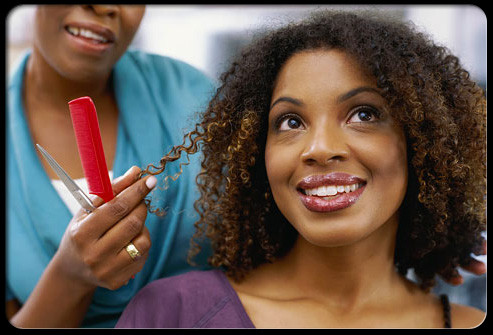 Cắt tỉa thường xuyên. Phần đuôi tóc lung tung và chẻ ngọn có thể làm màu tóc bị xỉn và cáu bẩn. Cắt đuôi tóc ít nhất hai tháng một lần để tránh điều đó.