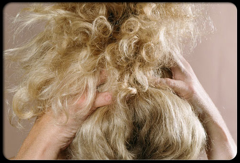 Không sử dụng keo xịt tóc. Keo xịt tóc sẽ khiến màu tóc của bạn bị xỉn, các loại thuốc nhuộm rất nhạy cảm với keo xịt tóc. Hãy sử dụng những loại keo và gel tạo kiểu này vào những dịp cần thiết và quan trọng thôi nhé.