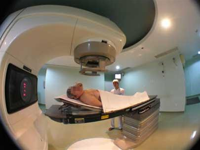 Giai đoạn di căn xa : Xạ trị nhằm giảm nhẹ triệu chứng như giảm đau, giảm chảy máu, giảm chèn ép.