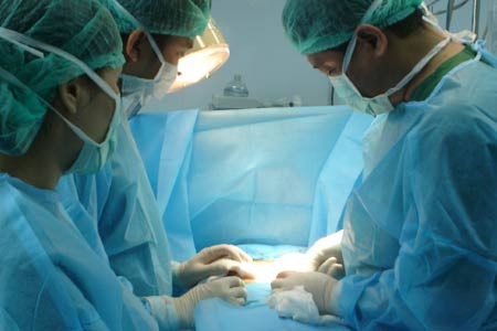 Ở giai đoạn sớm ( 1, 2 ), có thể kiểm soát tại chỗ bằng phẫu thuật và xạ trị.