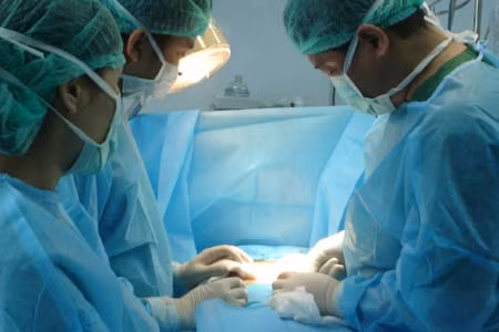 Ở giai đoạn sớm ( 1, 2 ), có thể kiểm soát tại chỗ bằng phẫu thuật và xạ trị.