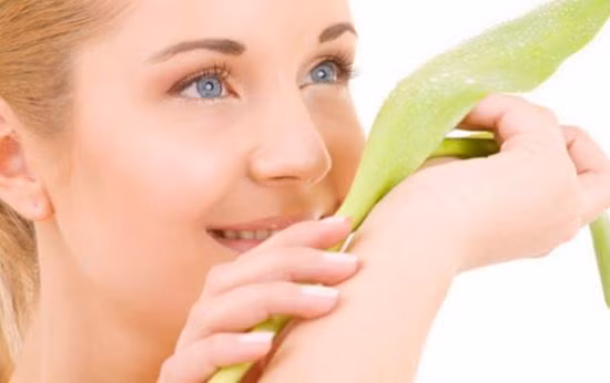 Mặt nạ cho da tay. Hiện nay có rất nhiều loại mặt nạ dạng lá, tinh dầu hay kem dưỡng dành riêng cho đôi bàn tay. Vì thế, đừng tiếc một khoản tiền nhỏ để chăm lo cho đôi bàn tay. Tuy nhiên, để tiết kiệm chi phí cũng như yên tâm về mức độ an toàn, các bạn gái có thể “tự chế” mặt nạ dành riêng cho da tay từ sữa chua, mật ong, chanh tươi, bơ, khoai tây…