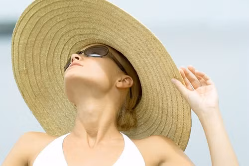 Hạn chế sự tiếp xúc trực tiếp của da bạn với ánh sáng mặt trời: Hãy sử dụng kem chống nắng với SPF 20 + để bảo vệ da khỏi tia cực tím của mặt trời. Điều này sẽ làm sáng da của bạn theo thời gian. Nhưng hãy nhớ rằng, bạn cũng cần Vitamin D và Ánh sáng mặt trời là một nguồn tuyệt vời của vitamin D. Vì vậy, hãy cân bằng việc tiếp xúc với ánh sáng mặt trời chứ không nên hoàn toàn lẩn tránh nó.