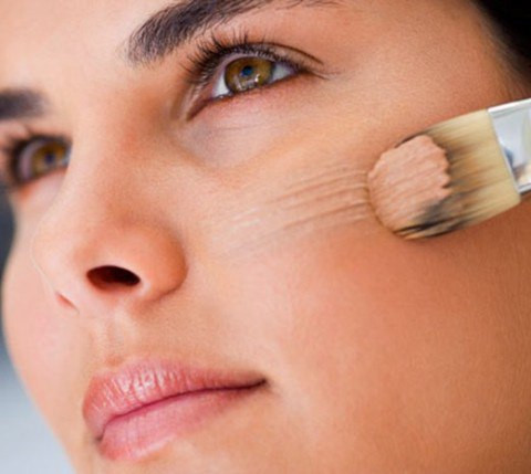 Làm đều màu da. Bước tiếp theo là sử dụng kem nền hoặc kem dưỡng ẩm màu (sẽ cho hiệu quả tốt hơn). Hãy chắc chắn rằng bước đầu tiên này kết hợp hoàn hảo với làn da, nếu quá sáng hoặc quá tối người đối diện sẽ phát hiện ra. Do đó hãy lùi lại và chọn ra khu vực thực sự cần thiết, thông thường là dọc theo mũi, trên má, cằm.