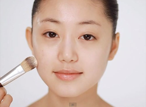 Chọn kem nền và kem lót phù hợp. Kem nền sẽ có độ phủ tốt nhất trên làn da đã được dưỡng ẩm và đánh kem lót cẩn thận. Nếu bạn không sử dụng kem lót, kem dưỡng ẩm chứa SPF sẽ hoàn thành tốt nhiệm vụ này.