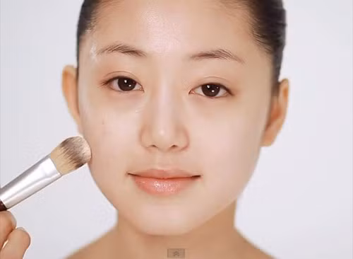 Chọn kem nền và kem lót phù hợp. Kem nền sẽ có độ phủ tốt nhất trên làn da đã được dưỡng ẩm và đánh kem lót cẩn thận. Nếu bạn không sử dụng kem lót, kem dưỡng ẩm chứa SPF sẽ hoàn thành tốt nhiệm vụ này.