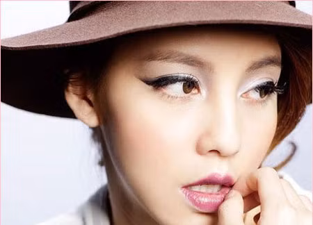 Hoàn thiện. Bước cuối cùng bạn cần làm để có được một làn da hoàn hảo là chọn loại phấn phủ phù hợp. Bây giờ khuôn mặt đã gần hoàn thiện, bạn thậm chí không cần trang điểm mắt mà vẫn toát lên sự trẻ trung, tươi tắn. Tuy nhiên, bạn có thể chải một ít mascara và một chút son bóng để nét đẹp càng thêm rạng ngời.