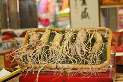 Nhân sâm. Người Trung Quốc đã biết sử dụng nhân sâm để điều trị hàng chục loại bệnh khác nhau, trong đó có chứng đỏ tấy và đau rát và khô âm đạo. Lý do là trong nhân sâm có chứa thành phần giống với hóc môn nữ (estrogen) nên nó giúp thành âm đạo ẩm ngay cả khi vào ngày “đèn đỏ”.