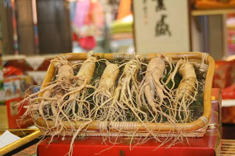 Nhân sâm. Người Trung Quốc đã biết sử dụng nhân sâm để điều trị hàng chục loại bệnh khác nhau, trong đó có chứng đỏ tấy và đau rát và khô âm đạo. Lý do là trong nhân sâm có chứa thành phần giống với hóc môn nữ (estrogen) nên nó giúp thành âm đạo ẩm ngay cả khi vào ngày “đèn đỏ”.