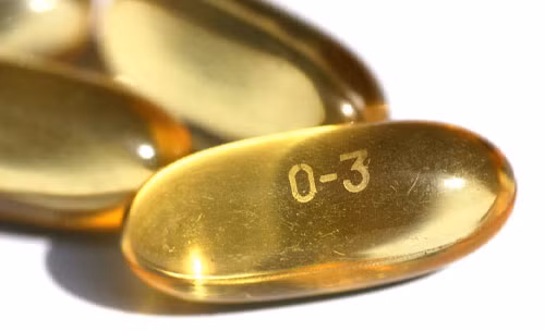 Tuy nhiên, chất axít béo omega-3 có thể giúp máu lưu thông tốt tới vùng kín, giúp hạn chế bị tổn thương bởi các chất gốc tự do gây ung thư, chống lại sự lão hoá và làm tăng lượng dopamine. Để nhận được nhiều axít béo omega-3, bạn nên tăng cường ăn cá thu, cá ngừ, cá kiếm, cá mòi, dầu ôliu, vừng... bởi đây là nguồn thực phẩm giàu axít béo omega-3 nhất.