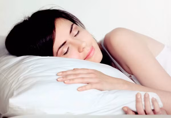 Ngủ ngon giấc. Ngủ ngon giấc đem lại nhiều lợi ích về sức khỏe và vẻ đẹp. Thường xuyên mất ngủ khiến trao đổi chất bị đảo lộn và gia tăng chất béo trong cơ thể. Tuy nhiên, bạn không nên ngủ quá nhiều vào ban ngày. Giấc ngủ đêm kéo dài 8 tiếng là con số lý tưởng cho vóc dáng thon thả và cân đối.