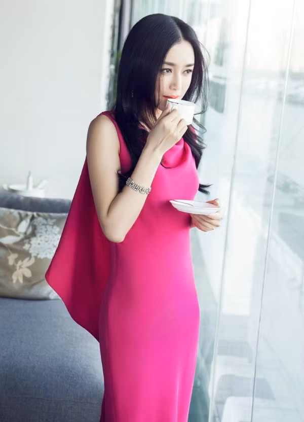 Dậy sớm. "Những người dậy muộn thường có cân nặng lớn hơn những người làm việc sớm" – là quan điểm của nhiều nghiên cứu khoa học đã chỉ ra. Dậy sớm và ăn sáng vào khoảng thời gian 7.00 đến 8.00 mỗi ngày là cách ăn kiêng hiệu quả nhất. Thiết lập những cuộc gọi báo thức vào buổi sáng nếu bạn có thói quen ngủ nướng vào cuối tuần.