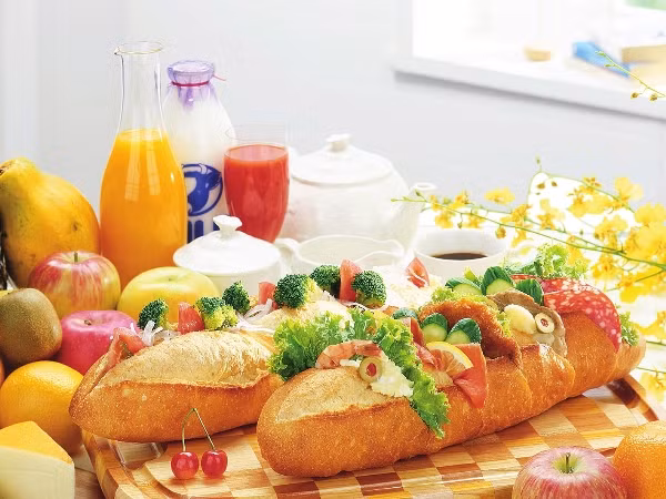 Thẩm định thành phần dinh dưỡng. Đây là cách ăn uống khôn ngoan bạn nên áp dụng khi giảm cân. Căn cứ vào thành phần in trên bao bì, bạn có thể xác định lợi ích dinh dưỡng của sản phẩm đó đối với cơ thể. Hãy tránh xa fast food, đồ ngọt, thực phẩm đông lạnh, và tập trung vào những món giàu đạm, vitamin và chất xơ.