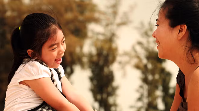 Đừng bao giờ buông lời tiêu cực trước mặt trẻ. Các bậc phụ huynh có thể điều chỉnh, nhận xét hành vi của con mình, đôi khi có thể trách móc nhẹ nhàng nhưng tuyệt đối không được dùng những từ ngữ “vô dụng, ăn hại, ngu ngốc, vô tích sự”… để nói trước mặt con.