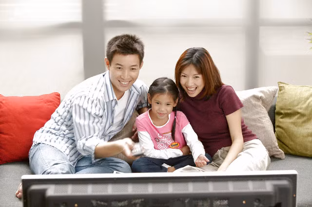 Cần căn cứ vào đúng độ tuổi, đúng giai đoạn trưởng thành của trẻ để có cách giáo dục phù hợp. Dựa trên cơ sở đặc điểm tâm lý, tính cách trẻ để đưa ra những biện pháp giáo dục tối ưu. Chỉ được hưởng quyền được lựa chọn, trẻ mới cảm thấy ý nghĩa của tự do và niềm vui.