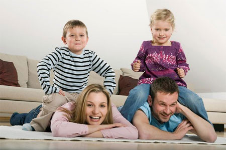 Không quá nghiêm khắc với trẻ. Quản giáo, dạy dỗ là điều đương nhiên, nhưng quá khắt khe, "khống chế” trẻ trên mọi phương diện lại làm tổn thương đến tâm hồn ngây thơ trong sáng của trẻ, ảnh hưởng tiêu cực đến sức khỏe và tâm lý trẻ.