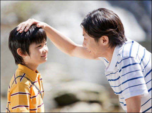 Giúp con bạn từ những cử chỉ nhỏ nhất. Con của bạn nên có một sự gắn kết tình cảm sâu sắc với cha mẹ. Ngoài ra, cha mẹ nên cho con làm bạn với các trẻ thật nhiều mà chúng có thể chơi cùng nhau. Hãy lựa chọn những người sống xung quanh để làm sao môi trường xung quanh bạn và con cái bạn đang sống hạnh phúc, lạc quan và mạnh mẽ hơn.