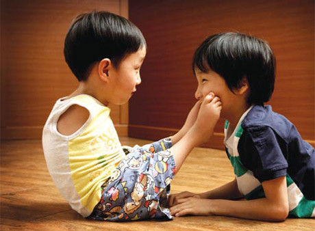 Dạy con đối phó với thực tế. Dĩ nhiên là bố mẹ, ai cũng muốn con mình được sung sướng và vui vẻ, thế nhưng bạn cũng phải dạy con biết cách ứng phó với sự buồn rầu, mệt mỏi và thất vọng bởi vì đó là một phần của cuộc sống. Bạn phải giải thích cho con biết rằng không phải lúc nào người ta cũng có thể có những điều mà họ muốn.