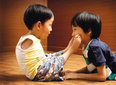 Dạy con đối phó với thực tế. Dĩ nhiên là bố mẹ, ai cũng muốn con mình được sung sướng và vui vẻ, thế nhưng bạn cũng phải dạy con biết cách ứng phó với sự buồn rầu, mệt mỏi và thất vọng bởi vì đó là một phần của cuộc sống. Bạn phải giải thích cho con biết rằng không phải lúc nào người ta cũng có thể có những điều mà họ muốn.