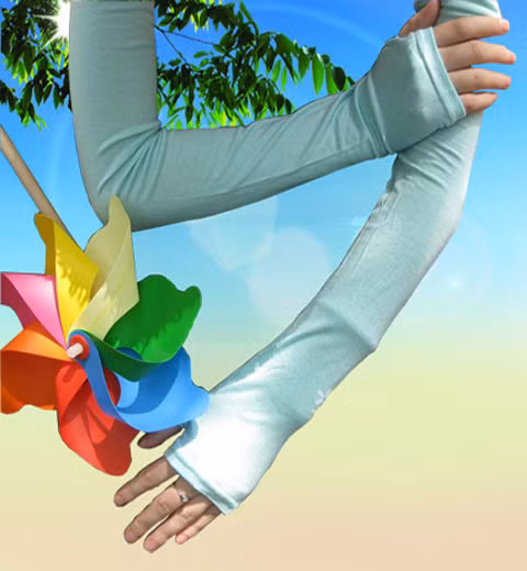 Chống nắng. Hầu như tất cả mọi người đều chỉ quan tâm đến việc sử dụng kem chống nắng trên khuôn mặt mà quên mất đôi bàn tay. Trên thực tế, bàn tay là nơi dễ bị ánh nắng mặt trời tiếp xúc nhất. Theo ước tính, 90% nếp nhăn xuất hiện trên tay là do ánh nắng mặt trời. Vì vậy, bạn nên tạo thói quen sử dụng kem chống nắng trên tay ngay cả trong mùa đông.