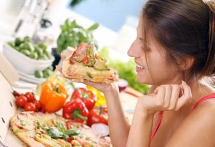 Ăn nhanh, nuốt vội: Do quá bận rộn với công việc hàng ngày khiến chúng ta thường ăn uống qua loa, vội vã, vừa ăn vừa làm việc, không đảm bảo chất dinh dưỡng, không đảm bảo độ “sạch” cần thiết của thực phẩm, thói quen này rất nguy hại cho sức khỏe của cơ thể và làn da, không những thế nó còn khiến bạn tăng cân nhanh chóng nữa đấy.