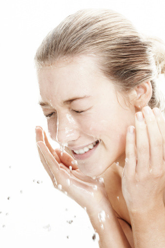 Tẩy tế bào chết: Mỗi tuần bạn nên tẩy tế bào chết ít nhất 1 lần, ngay sau khi tẩy tế bào chết là “thời gian vàng” để bạn cung cấp chất dinh dưỡng và độ ẩm cho làn da.