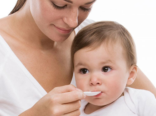 Bổ sung vitamin cho bé lười ăn. Vitamin không thể thay thế thức ăn của bé vì chúng không chứa năng lượng. Trừ khi bé bị thiếu hụt vitamin thì bạn mới nên bổ sung vitamin cho bé, theo chỉ định của bác sĩ.