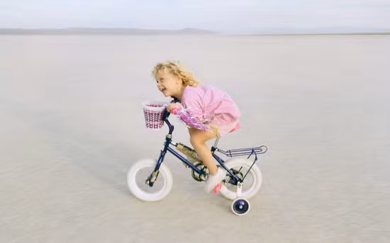 Lựa chọn thời điểm tập thể dục cho con: Hãy động viên con tiến hành thể dục sáng hàng ngày ít nhất là 10 phút và có thể kéo dài 30 phút tùy theo độ tuổi vào một thời gian nhất định trước bữa ăn sáng. Cũng có thể hoạt động đơn giản như đi dạo với cún yêu, dọn dẹp nhà kho, cắt cỏ, lau dọn phòng riêng…vào mỗi buổi chiều cùng bố mẹ.