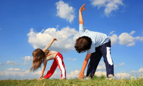 Hãy chọn cho con động tác và loại hình thể dục phù hợp với lứa tuổi: Các hoạt động ngoài trời như đi bộ, chạy marathon, trượt băng hoặc trượt ván, trượt pa-tin rất có lợi cho con. Ngoài những hoạt động đó ra còn có các môn thể thao khác như erobic, bóng rổ, bóng đá, quần vợt hay bơi lội cũng giúp những đứa trẻ mạnh khỏe hơn.