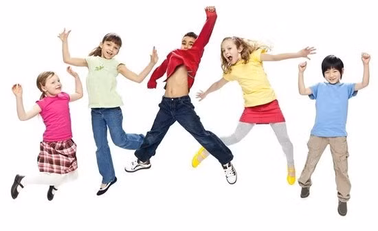 Khi cho con luyện tập, cần ưu tiên cho bài tập phải có tác động hoàn thiện kỹ năng đi, chạy, trèo, ném, thúc đẩy sự hình thành tư thế đúng, gây sự hoạt động tích cực của các cơ quan hô hấp, tuần hoàn, các nhóm cơ…