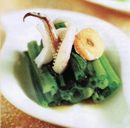 Cải bó xôi là thực phẩm có chứa rất nhiều axit Phytic. Axit này sẽ liên kết với canxi trong cơ thể tạo thành muối. Kết quả là canxi chẳng được hấp thụ vào cơ thể bé mà thậm chí vì lý do sức khỏe, cơ thể trẻ sẽ còn “trục xuất” các hợp chất muối mới này dưới hình thức chất thải. Do vậy, nếu mẹ đã mua tôm, cua hay các loại hải sản cho con ăn thì mâm cơm hôm đó của bé nên tránh rau cải bó xôi.