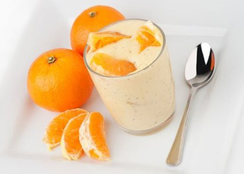 Nước cam sữa. Nhiều mẹ có thói quen làm cam dầm trộn thêm sữa cho con ăn chiều. Thực ra, đây là một quan niệm sai lầm. Nước cam và nước chanh đều thuộc sản phẩm hoa quả acid AHA cao, acid AHA gặp protein trong sữa sẽ làm cho protein biến chất, từ đó giảm thấp giá trị dinh dưỡng của protein. Hơn nữa, kết hợp như vậy sẽ gây ra ảnh hưởng đến tiêu hóa và hấp thụ sữa trong cơ thể bé.