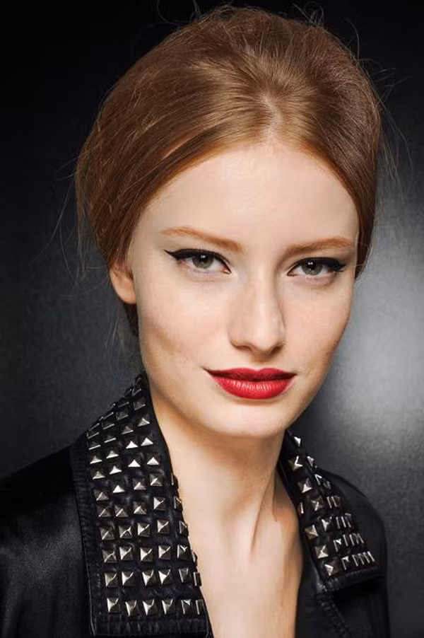 Chúng tạo nên một hình vẽ tựa một đôi cánh nhỏ trên đuôi mắt của bạn, giúp mang đến điểm nhấn cũng như khiến mắt bạn nhìn to hơn, thu hút hơn.