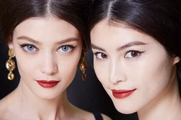 Môi đỏ. Chẳng ai có thể chối từ trước sức quyến rũ đầy mời gọi của những cặp đôi mọng đỏ. Đó là lý do mà tại sao, màu môi đỏ vẫn luôn tồn tại dai dẳng, vững vàng qua mọi mùa xu hướng.