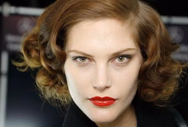 Màu son đỏ hợp với mọi sắc độ da, hợp với mọi xu hướng, hợp với mọi phong cách và hợp với mọi cá tính khác nhau.