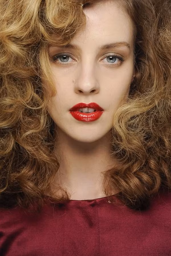 Tất cả những gì bạn cần chỉ là giảm màu sắc ở mắt, ở má và tập trung sự chú ý vào đôi môi của mình, vậy là bạn đã sở hữu chiếc chìa khóa thành công với màu môi đỏ rồi.