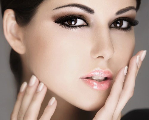 Bước 5: Massage. Mỗi buổi sáng và tối trước khi đi ngủ, bạn nên tác động lên các cơ ở mặt để máu lưu thông dễ dàng, chống hình thành nếp nhăn. Khi rửa mặt hoặc tắm, hãy dùng bàn chải tròn, lông mềm, chà xát nhẹ nhàng lên mặt, trừ vùng da quanh mắt. Đừng quên hai lỗ tai, cằm trán, cổ và hai bên cánh mũi.