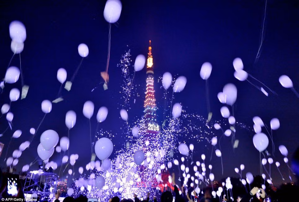 Hàng ngàn quả bóng bay xen lẫn những tia pháo sáng tung bay trên tòa tháp truyền hình Tokyo, Nhật Bản chào đón năm 2014.
