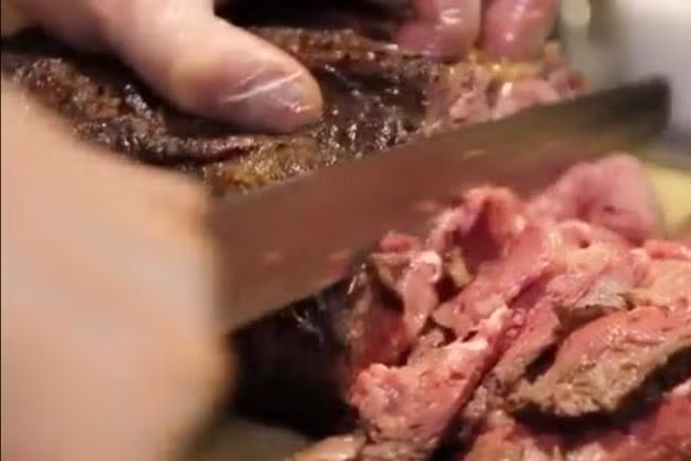 Từng miếng thịt mềm, màu sắc tươi rói được thái mỏng trước khi cho vào làm nhân bánh.