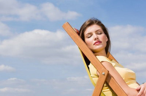 Phơi nắng. Ngoài các tác hại của ánh nắng mặt trời đối với làn da như ta đã biết, phơi nắng còn làm da mất nước, chảy mồ hôi – là nguồn gốc sinh mụn hoặc làm cho mụn nặng thêm. Khi da bị mụn, bạn nên dùng kem chống nắng không dầu khi ra nắng.