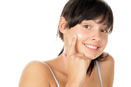 Dùng nhiều loại thuốc trị mụn. Dùng nhiều loại thuốc trị mụn một lúc không có nghĩa là sẽ phát huy công hiệu nhanh và mạnh hơn. Ngược lại, lạm dụng thuốc càng làm cho tình trạng mụn trở nên tồi tệ hơn. Cần phải tuân thủ nghiêm các hướng dẫn sử dụng ghi trên nhãn và theo đúng chỉ định của bác sỹ (nếu có).