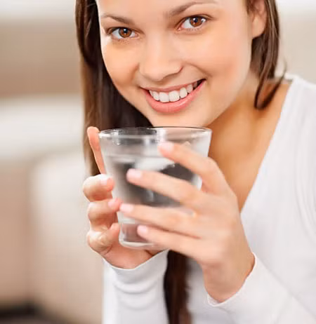 Nước. Nước là thành phần quan trọng không thể thiếu của cơ thể và nước còn được coi là chất làm sạch tự nhiên cho cơ thể. Tuy nhiên, nước còn là nhân tố quan trọng nữa có vai trò giữ cho da bạn đẹp và trẻ hơn. Hãy uống khoảng 8 cốc nước mỗi ngày để có thể sở hữu một làn da thật đẹp và trẻ nhé! Nếu da bạn thiếu nước thì rất dễ bị nhăn nheo.