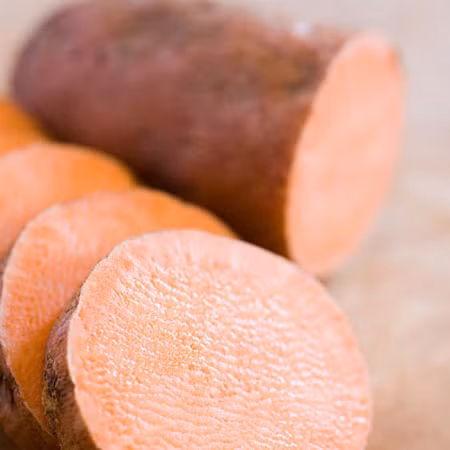 Collagen là thành phần chính giúp da săn chắc. Nhưng sau tuổi 30, sự tổng hợp Collagen sẽ giảm dần khiến da kém săn chắc và xuất hiện nếp nhăn. Do đó, cần bổ sung Collagen để chống nhăn cho da. Một số loại thực phẩm như đậu nành, rau quả màu đỏ… giúp tăng cường sự hình thành Collagen.