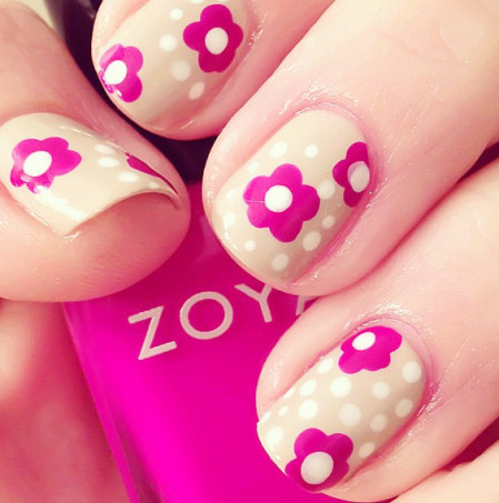 Lấy cảm hứng từ những bông hoa đào và họa tiết chấm bi, phong cách nail này chắc hẳn sẽ khiến bạn trở nên thật quyến rũ ngày đầu năm.