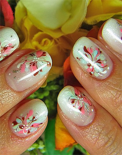 Nail hoa văn và đính đá cũng là một trong những sự lựa chọn hoàn hảo để biến tấu đôi bàn tay của bạn trong dịp lễ Tết.