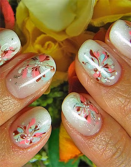 Nail hoa văn và đính đá cũng là một trong những sự lựa chọn hoàn hảo để biến tấu đôi bàn tay của bạn trong dịp lễ Tết.