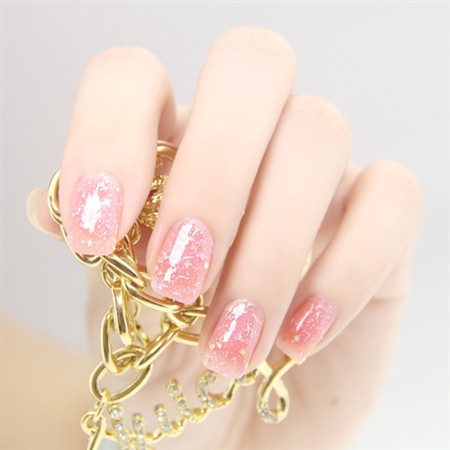 Nail nhũ nhìn khá sành điệu song nó lại không quá khó để thực hiện. Dù đã thịnh hành lâu nhưng nó vẫn thu hút ánh nhìn và có nhiều biến tấu mới lạ.